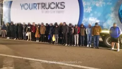23 de migranți ascunși în două camioane, depistați la Nădlac I și Nadlac II