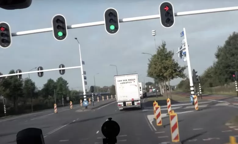 Portul Rotterdam testează prioritatea pentru camioane cu semafoare inteligente 1 Portul Rotterdam testează prioritatea pentru camioane cu semafoare inteligente