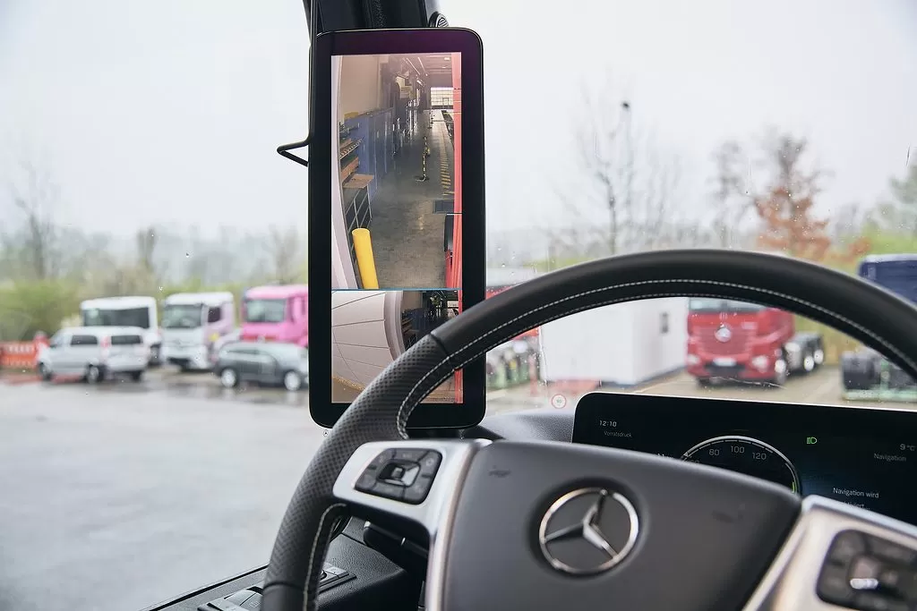 A doua generație Mercedes-Benz MirrorCam are brațe mai scurte cu 10 cm