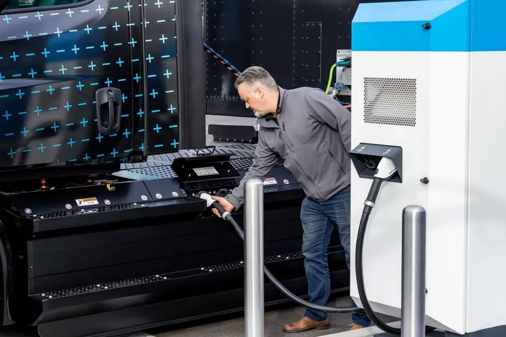 Capul tractor poate fi folosit în combinații grele tipice continentului american, cu masă maximă de până la 37 de tone.