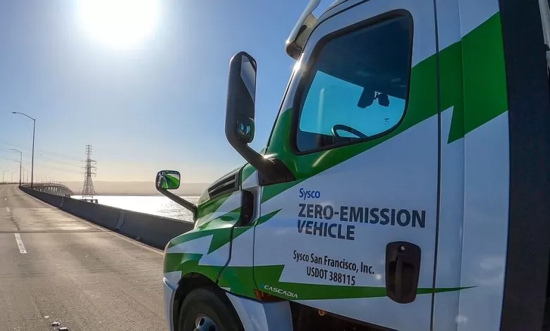 Sysco vrea să cumpere 800 de camioane electrice Freightliner eCascadia