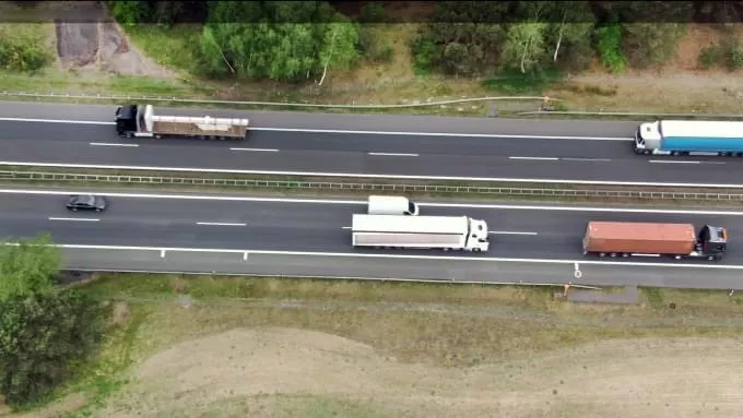 Germania: Zeci de șoferi de camion amendați pentru nerespectarea distanței legale între camioane 1 Zeci de șoferi de camion amendați pentru nerespectarea distanței legale între camioane