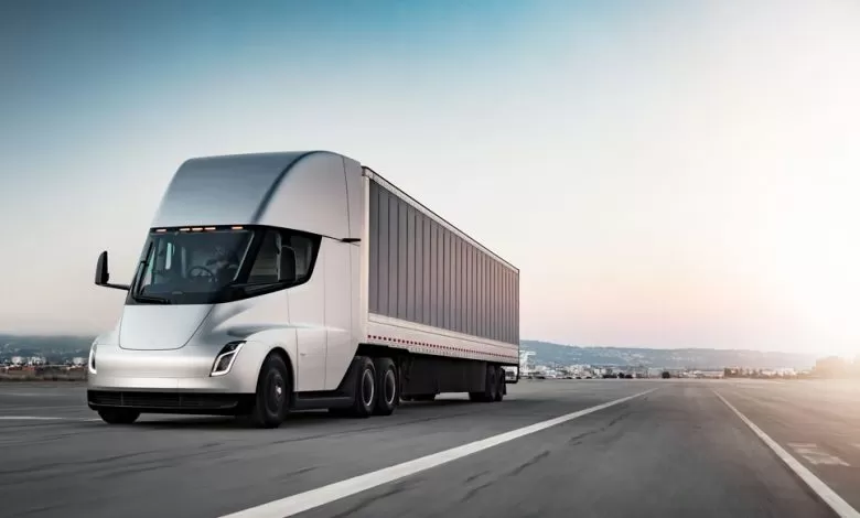 Tesla a deschis rezervările pentru camionul electric Semi 1 Tesla a deschis rezervările pentru camionul electric Semi, la cinci ani de la prezentare