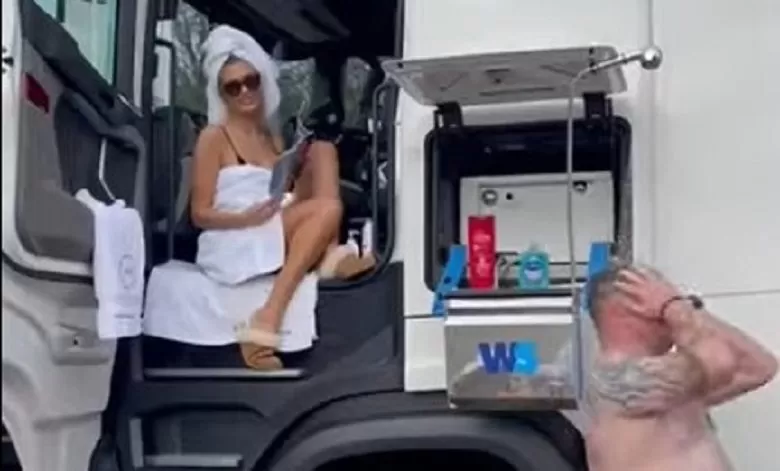 Chiuvetă cu duș pentru compartimentul exterior al cabinei camionului