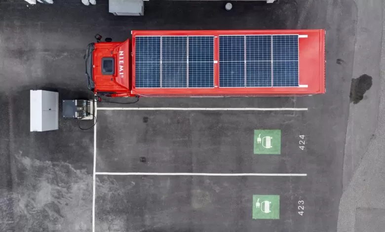 Niemi operează primul camion electric, din lume, echipat cu panouri solare