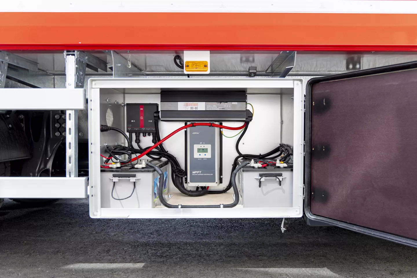 Niemi a echipat în premieră mondială un camion electric cu panouri solare