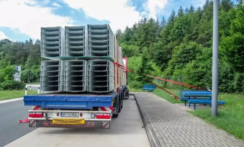 Un șofer român a folosit mobilierul din parcare pentru a echilibra marfa