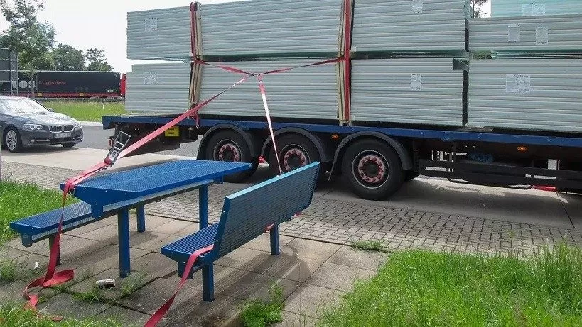 Un șofer român a folosit mobilierul din parcare pentru a echilibra marfa
