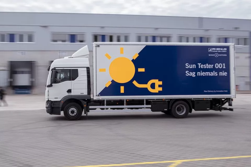 Sono Motors cooperează cu Rhenus pentru a optimiza tehnologia cu panouri solare