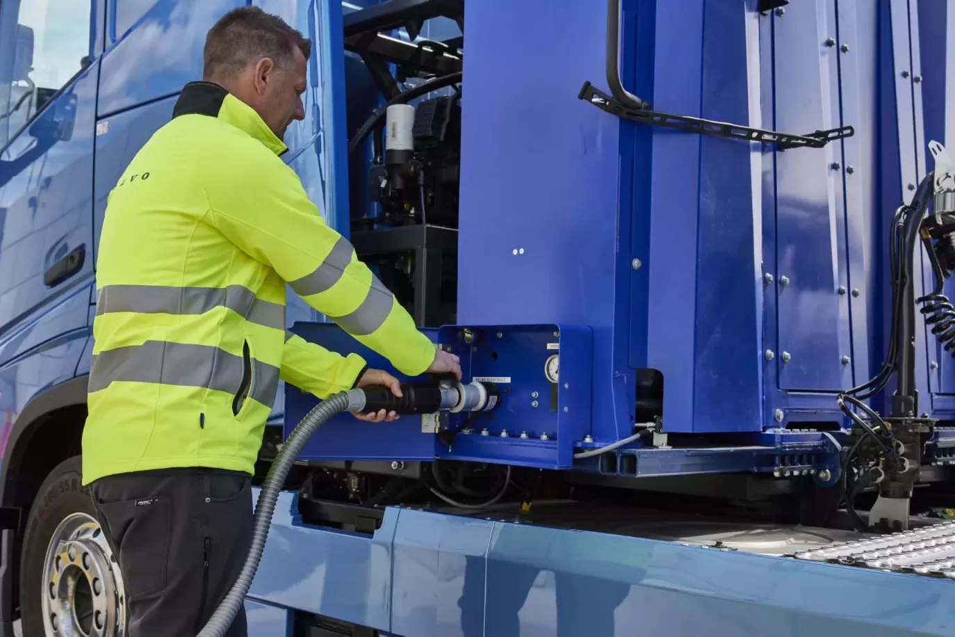 volvo trucks showcases new zero emissions truck T2022 78902