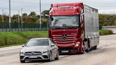 Șoferul unui turism lovit din spate de un camion, responsabil pentru pagubă