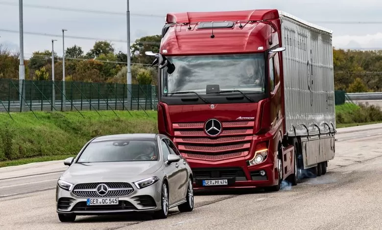 Șoferul unui turism lovit din spate de un camion, responsabil pentru pagubă