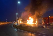 Două camioane au ars complet într-o parcare din Elveția