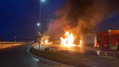 Două camioane au ars complet într-o parcare din Elveția