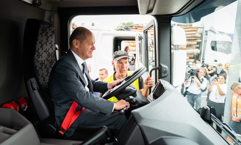 Cancelarul german Olaf Scholz a testat un camion electric Scania