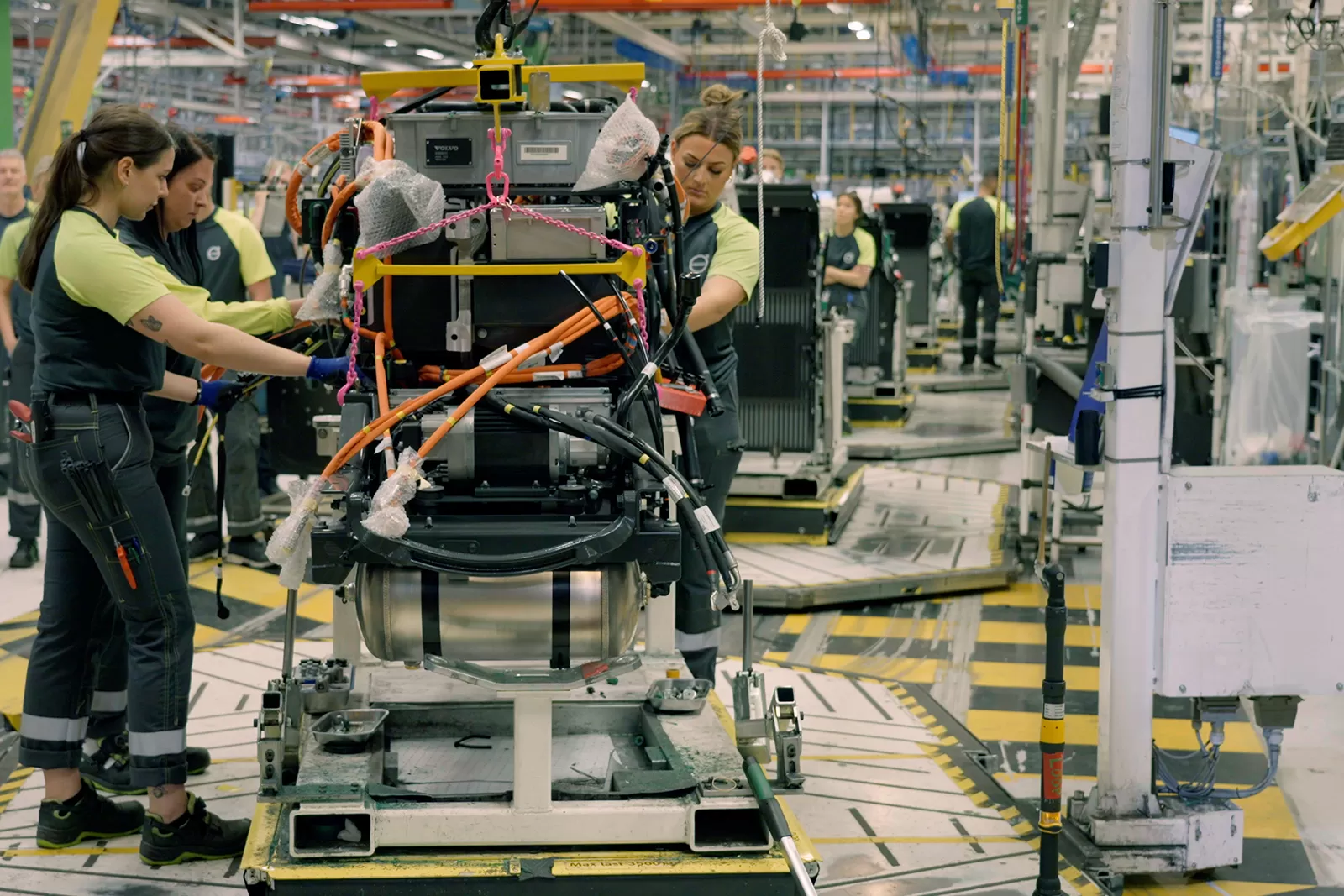 Volvo Trucks începe producția de serie a camioanelor electrice grele