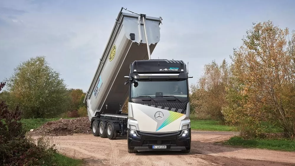Mercedes prezintă un prototip eActros LongHaul pentru construcții