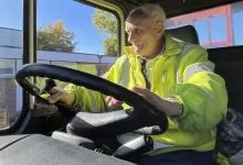 La 90 de ani, conduce încă un camion