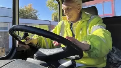 La 90 de ani, conduce încă un camion