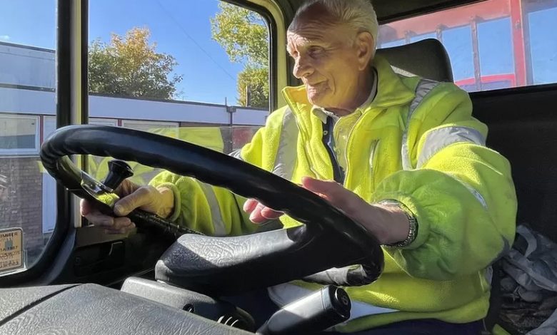 La 90 de ani, conduce încă un camion