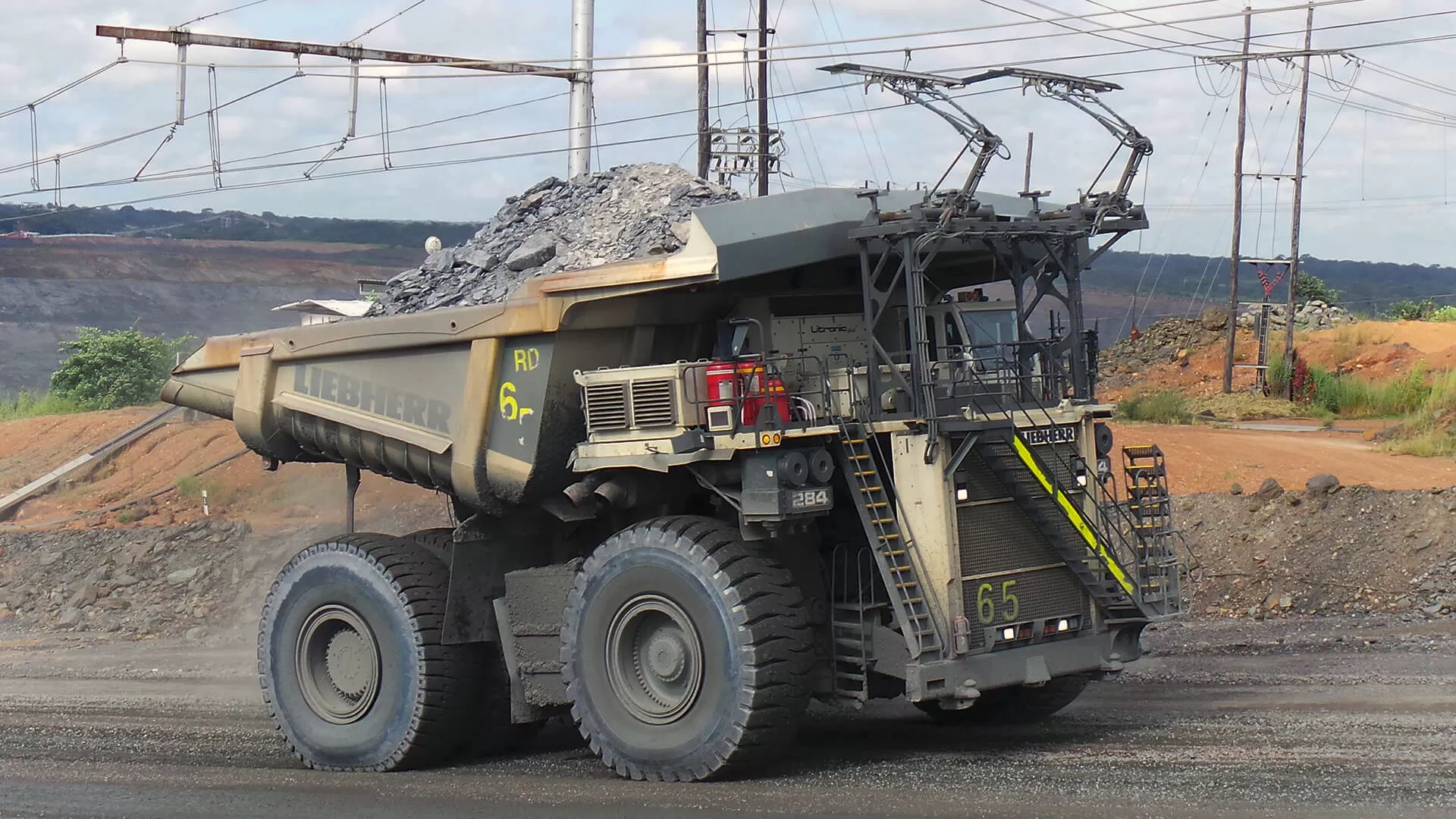 bauma 2022: Liebherr a expus T 274, un camion de minerit de 305 tone 4 bauma 2022: Liebherr a expus T 274, un camion de minerit de 305 tone