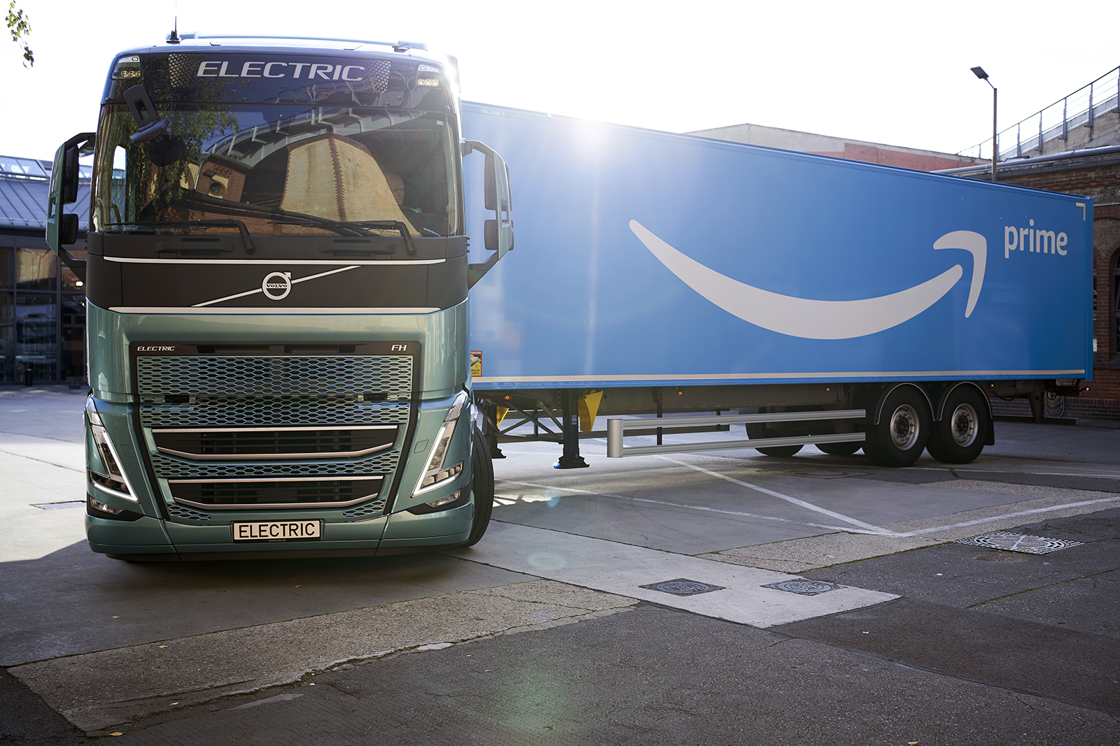 Amazon va transporta colete în Germania cu Volvo FH Electric