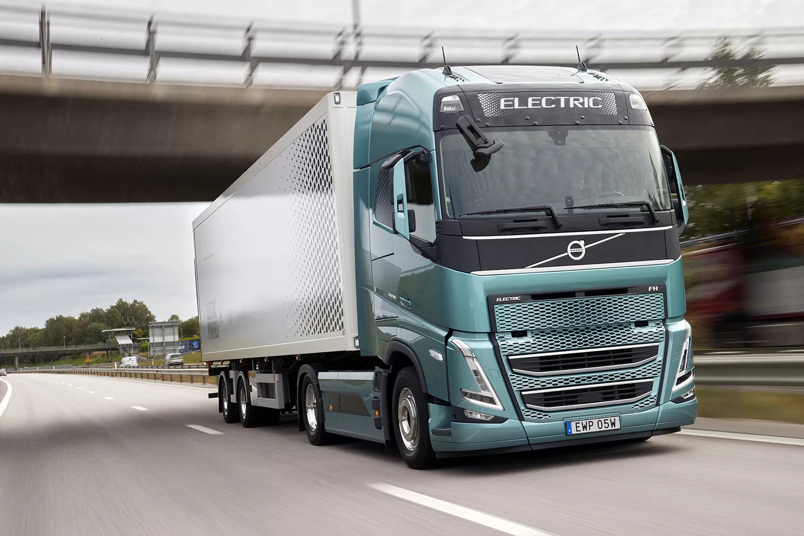 Amazon va transporta colete în Germania cu Volvo FH Electric