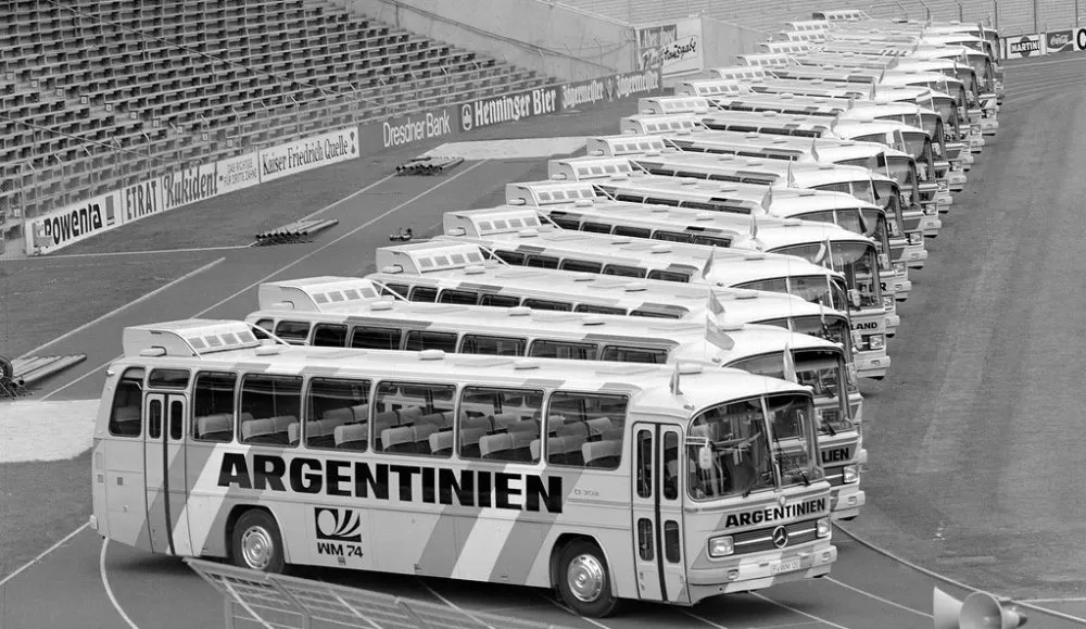 Ce dotări avea autocarul Mercedes-Benz O 302, care a transportat fotbaliștii la CM 1974 6 autocare CM 1974