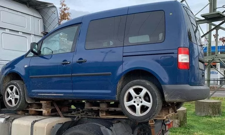 Volkswagen Caddy transportat pe un cap tractor, în Germania 1 Volkswagen Caddy transportat pe un cap tractor, în Germania