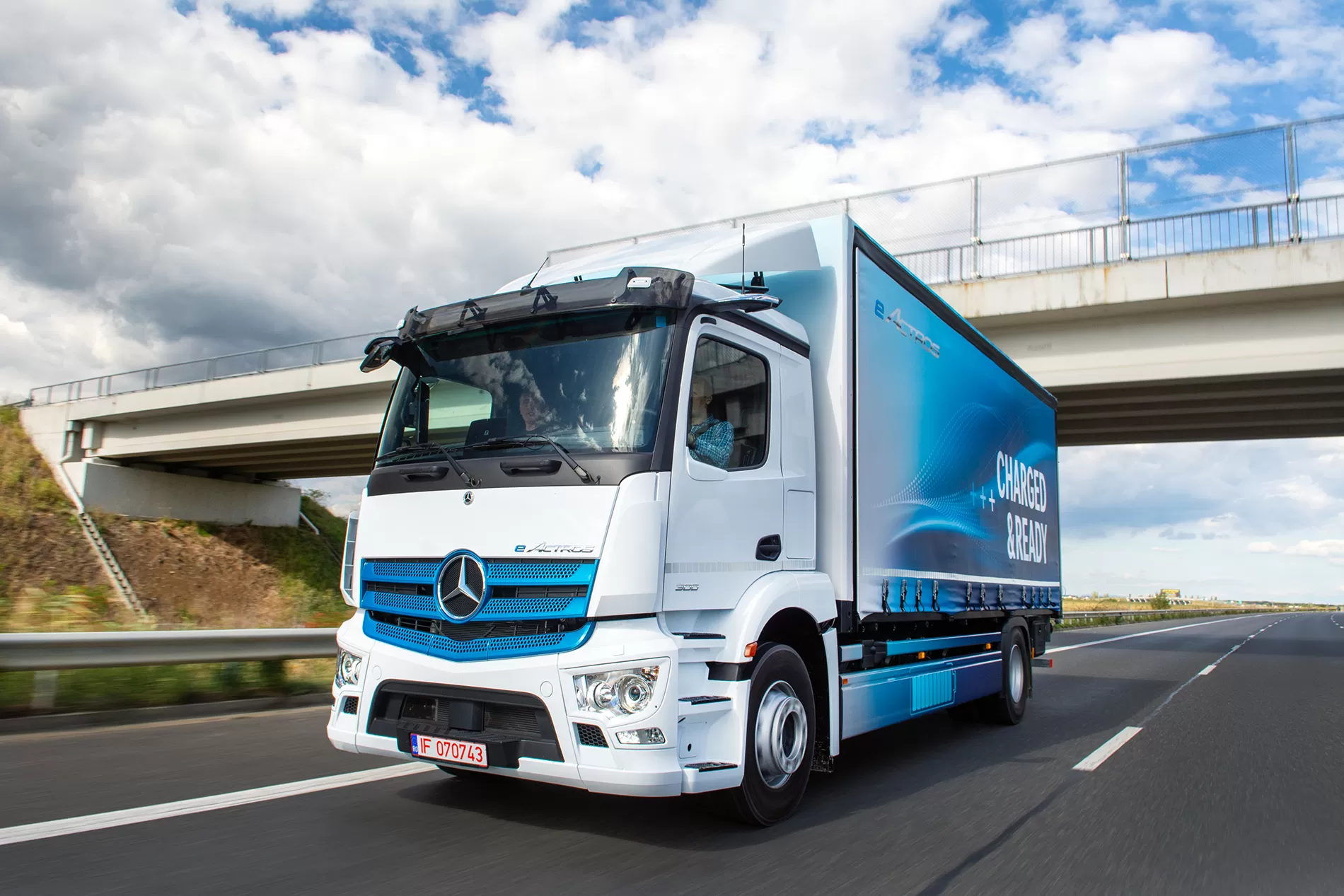 Flotă demo de camioane electrice eActros, disponibilă în România