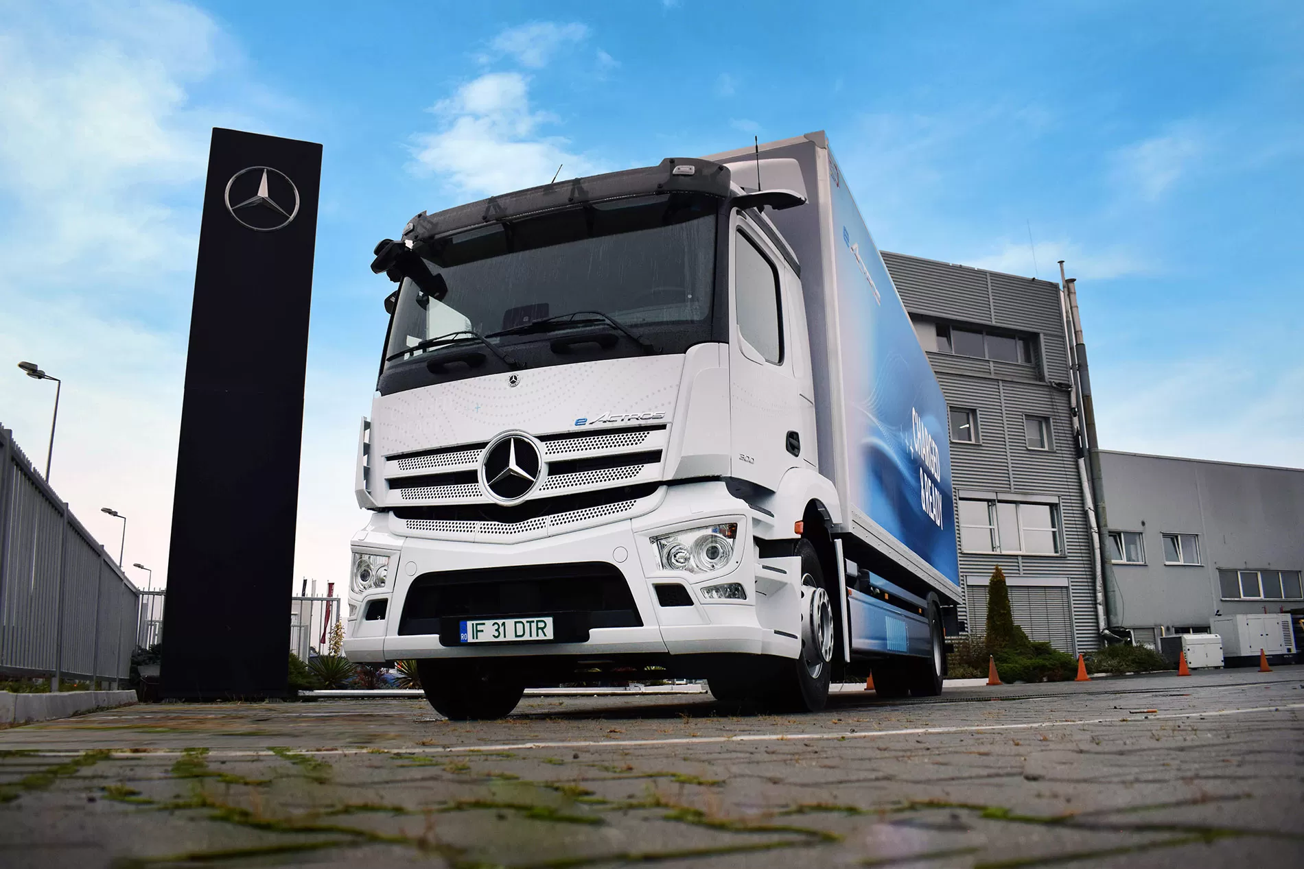 Flotă demo de camioane electrice eActros, disponibilă în România