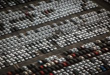 Porturile belgiene sunt pline de mașini noi din cauza lipsei de camioane