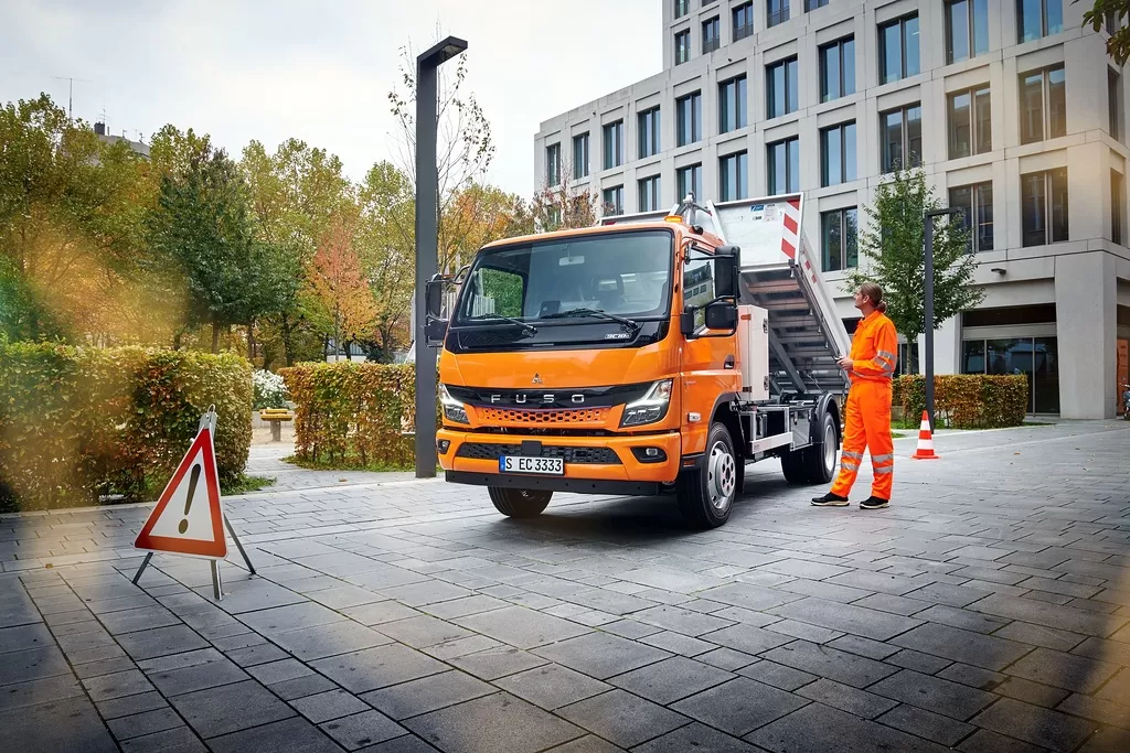 bauma 2022: FUSO a prezentat noua generație eCanter pentru construcții
