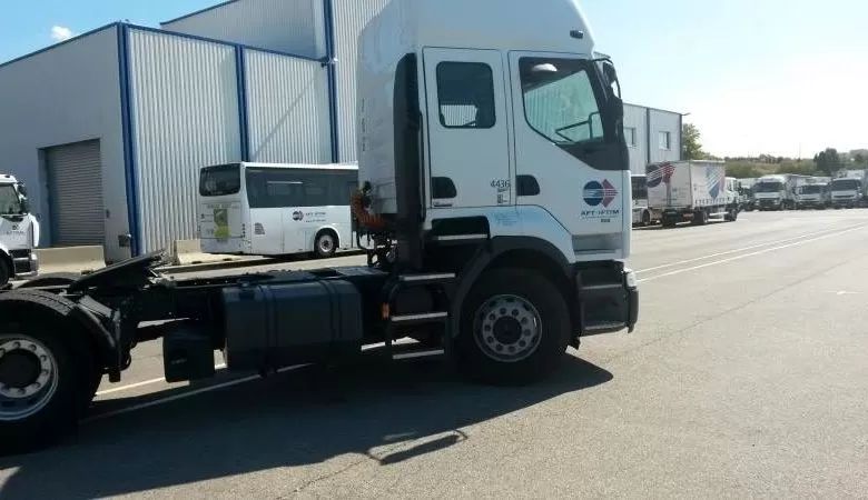Renault Premium cu 3 uși și intrare suplimentară prin dormitor