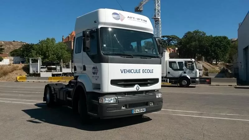 Renault Premium cu 3 uși și intrare suplimentară prin dormitor