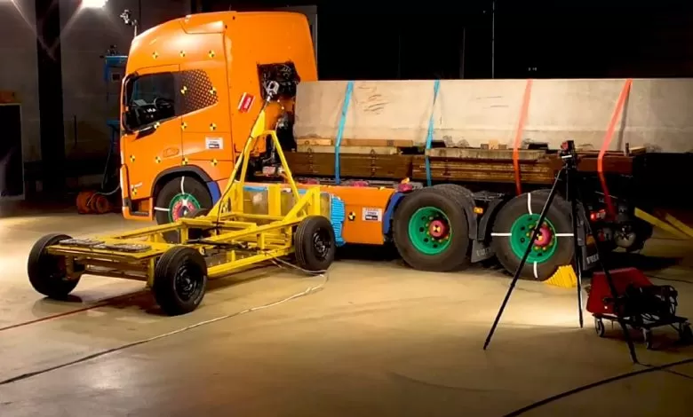 Cum rezistă bateriile unui camion electric în caz de accident (VIDEO)