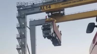 O macara automată a ridicat un container cu tot cu camion