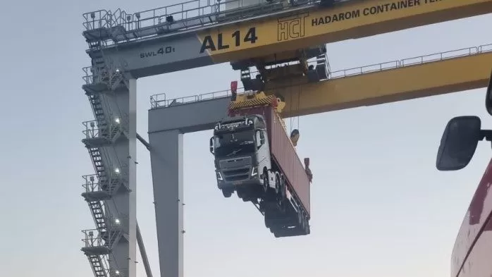 O macara automată a ridicat un container cu tot cu camion 1 O macara automată a ridicat un container cu tot cu camion
