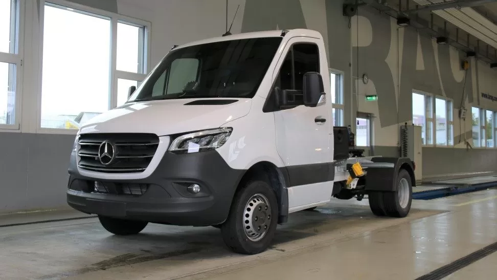 În Elveția, Mercedes-Benz Vans a introdus o versiune cap tractor Sprinter de 3,5 tone, pentru transport de semiremorci.