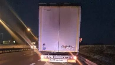 Șofer cu permisul suspendat, oprit pe acostament pentru a fuma marijuana