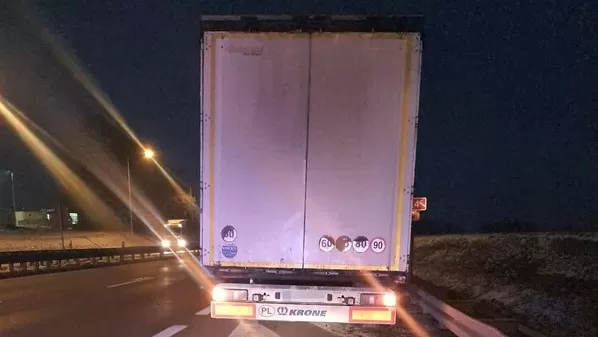 Șofer cu permisul suspendat, oprit pe acostament pentru a fuma marijuana