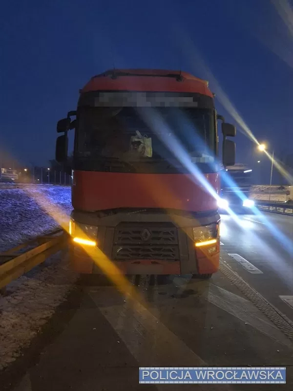 Șofer cu permisul suspendat, oprit pe acostament pentru a fuma marijuana