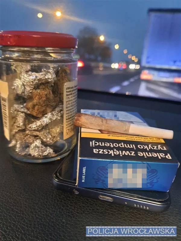 Șofer cu permisul suspendat, oprit pe acostament pentru a fuma marijuana