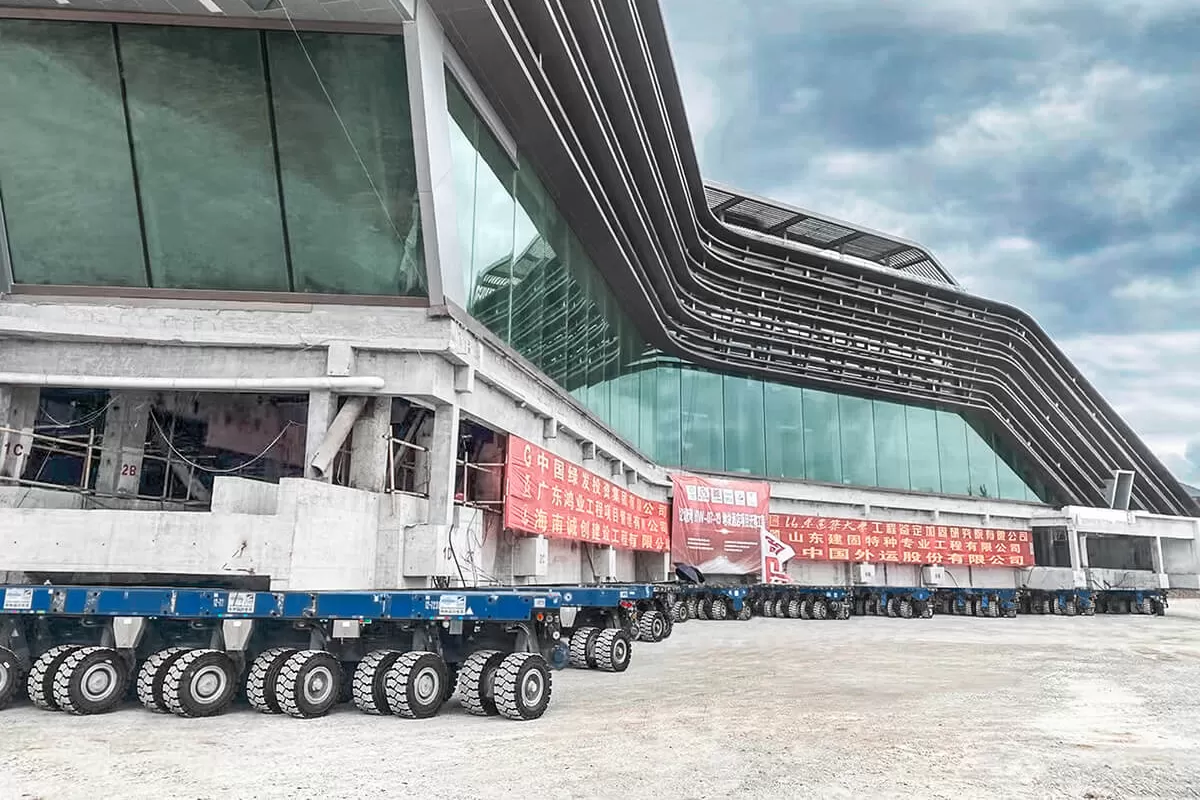 Cel mai greu transport de clădiri din lume realizat cu module autopropulsate SCHEUERLE