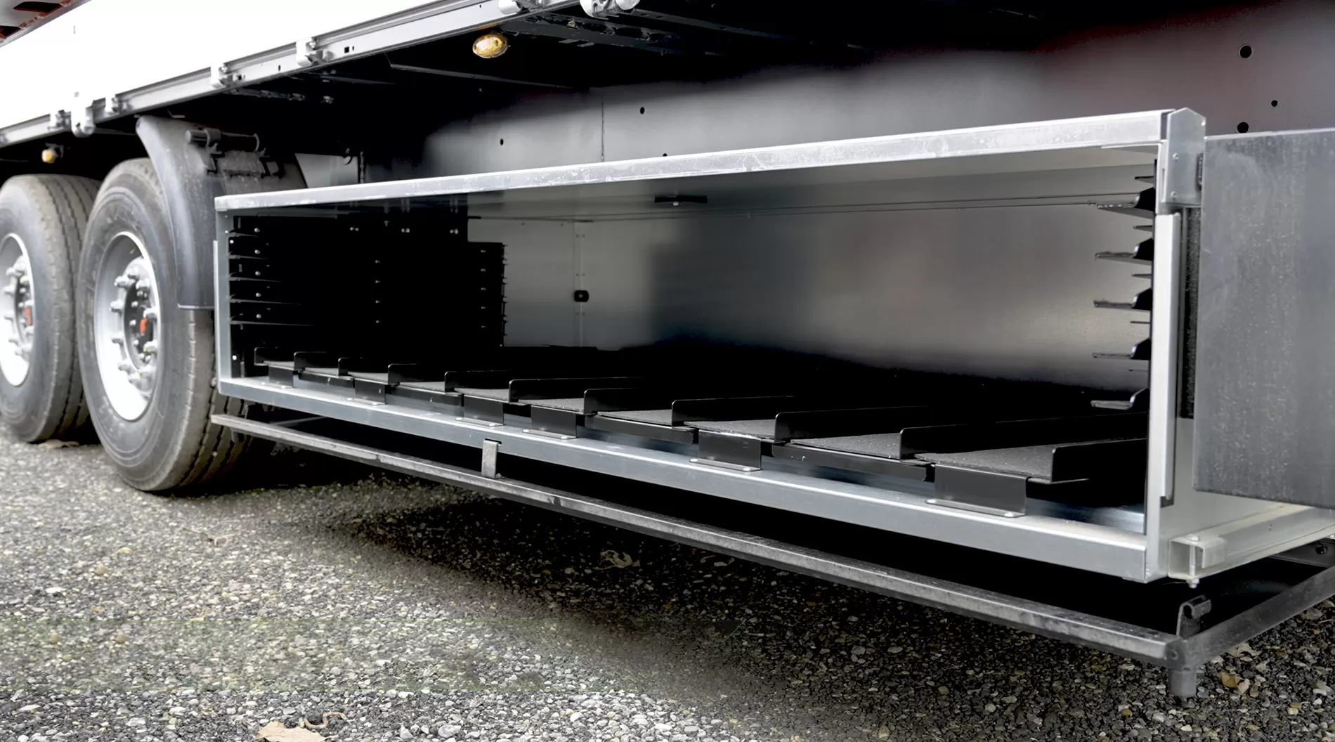 Kögel Multi, o semiremorcă cu platformă versatilă pentru transportul materialelor de construcții