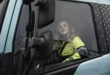 Femeile între 20 și 29 de ani trec cel mai ușor examenele pentru permis de camion