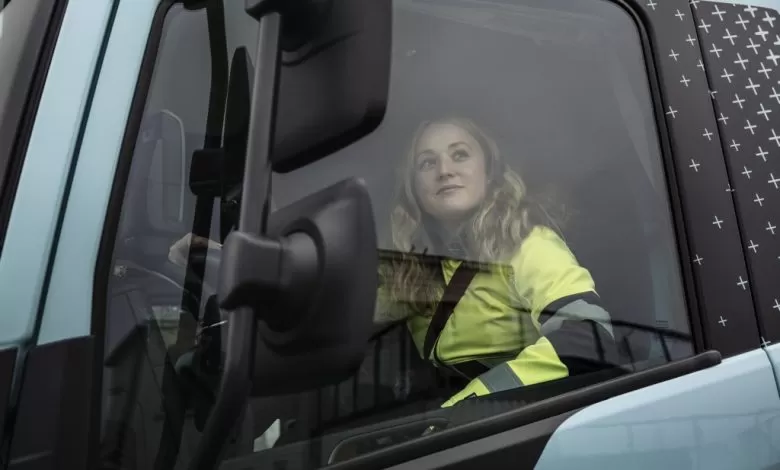 Femeile între 20 și 29 de ani trec cel mai ușor examenele pentru permis de camion