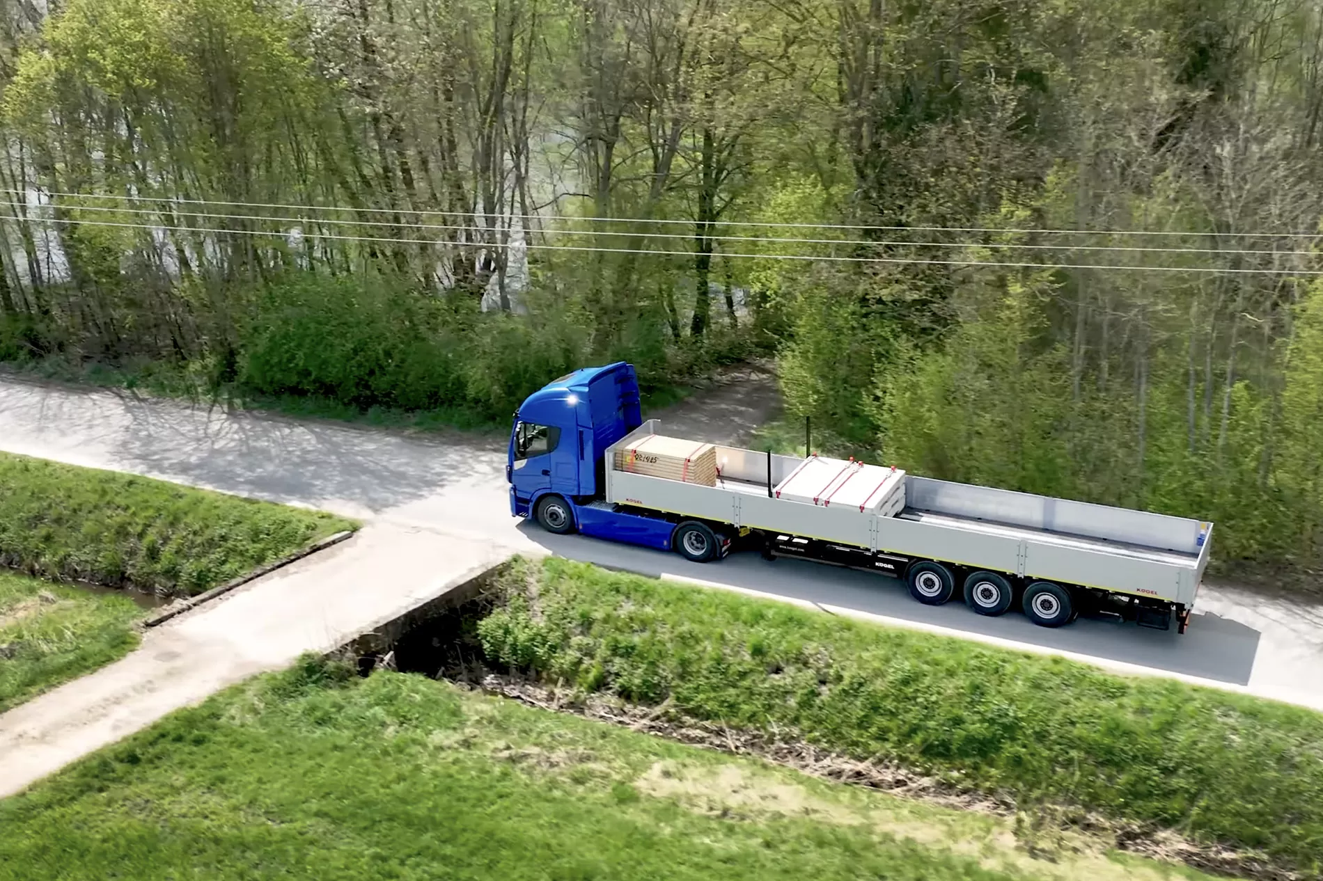 Kögel Multi, o semiremorcă cu platformă versatilă pentru transportul materialelor de construcții