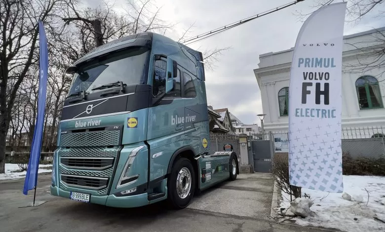Blue River operează primul cap tractor electric Volvo FH Electric din România 1 Volvo Trucks a livrat primul cap tractor electric din România, companiei Blue River