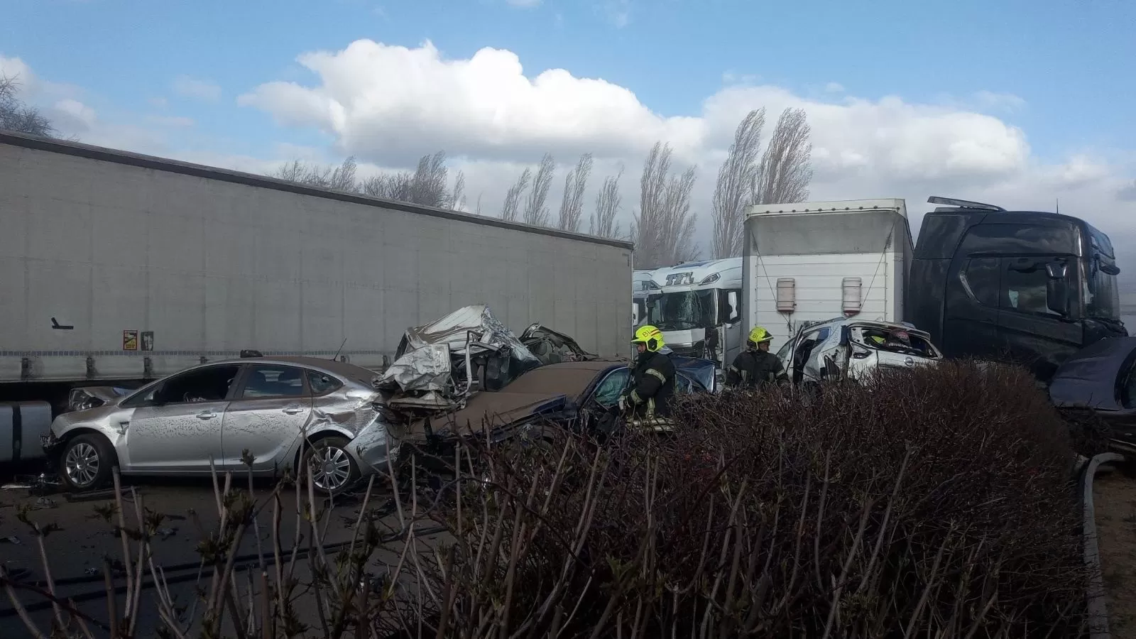 Accident cu peste 40 de camioane și autoturisme pe M1, în Ungaria 3 Accident cu peste 40 de camioane și autoturisme pe M1, în Ungaria
